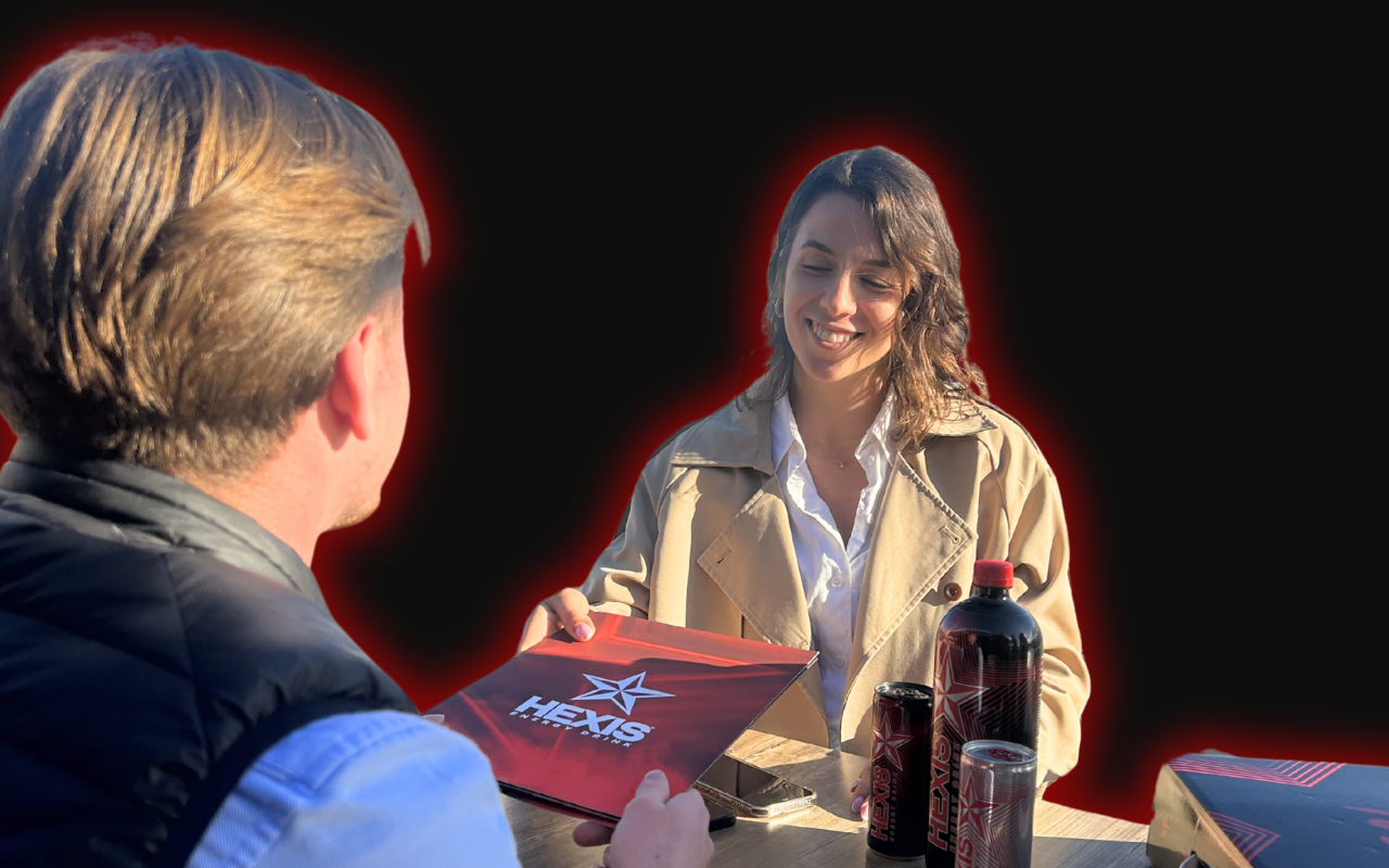 Vendeuse indépendante Hexis Energy en rendez-vous client dans un bar